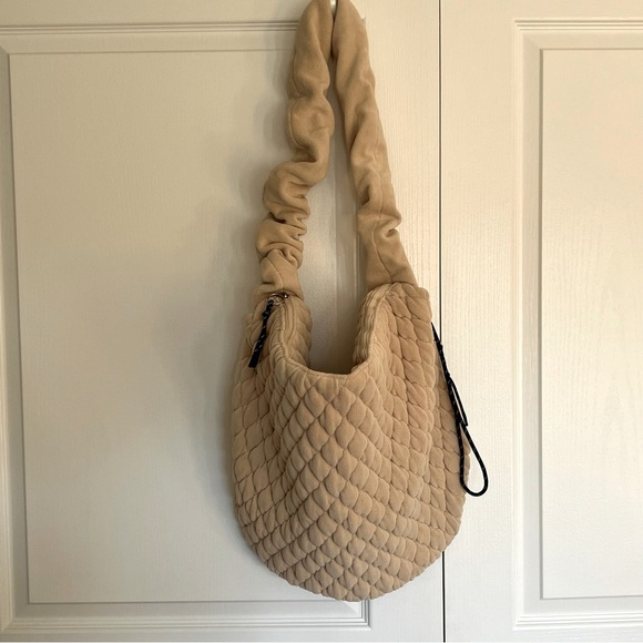 NWT - FP Movement Pucker Up Fleece Carryall - Ivory - Picture 7 of 8